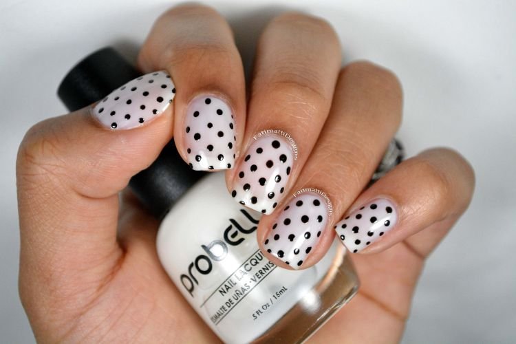Маникюр в горошек на коротких ногтях
