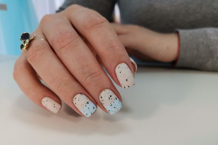 Маникюр в горошек на коротких ногтях