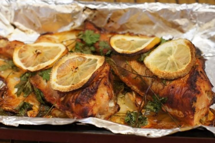 Морской окунь с лимоном и зеленью