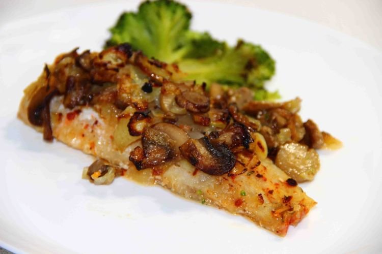 Морской окунь с грибами