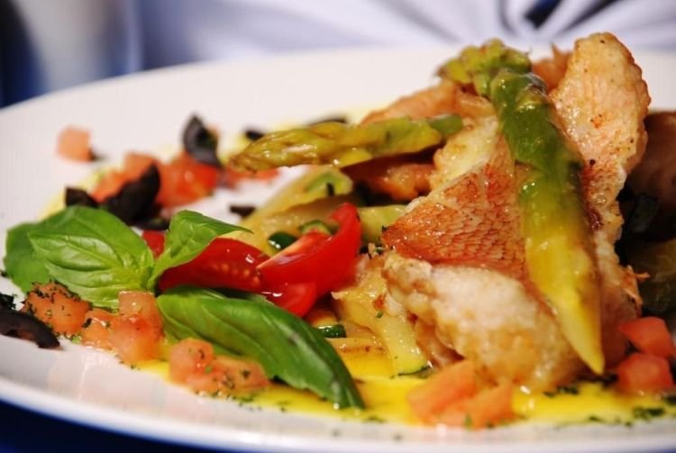 Морской окунь с помидорами