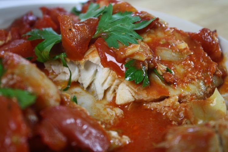 Морской окунь с картошкой в томате