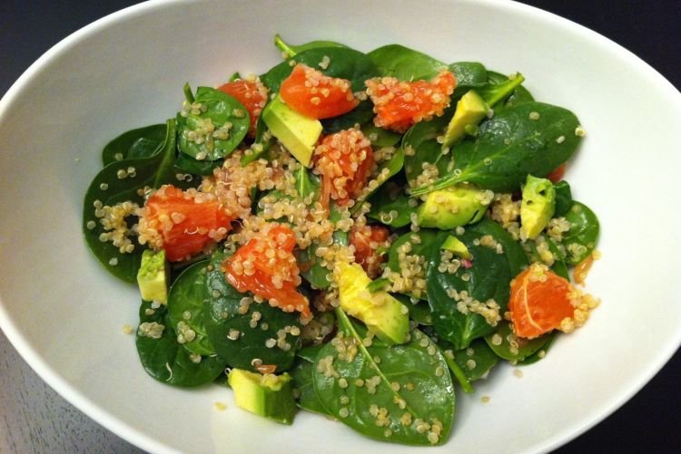 Салат с киноа и шпинатом
