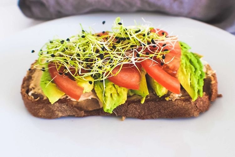 Бутерброды с тунцом и помидорами