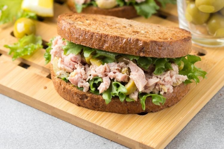 Бутерброды с тунцом и оливками