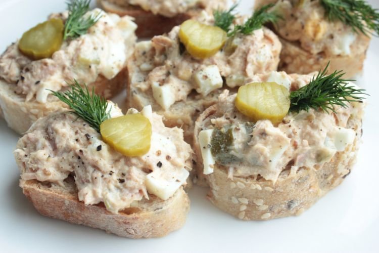 Бутерброды с тунцом и маринованными огурцами