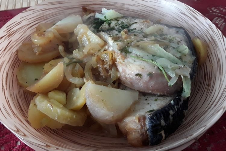 Зубатка, запеченная с картошкой