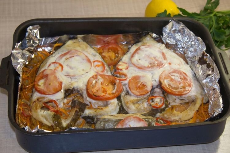 Зубатка с помидорами в духовке