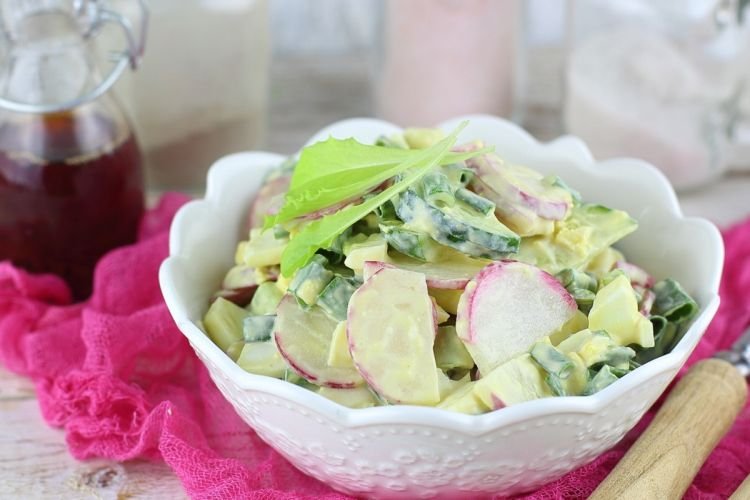 Салат с редисом и яйцами