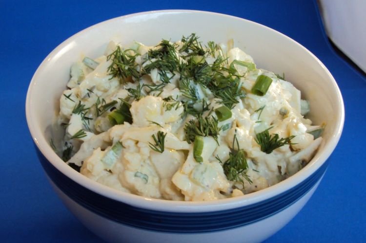 Салат с цветной капустой и огурцами