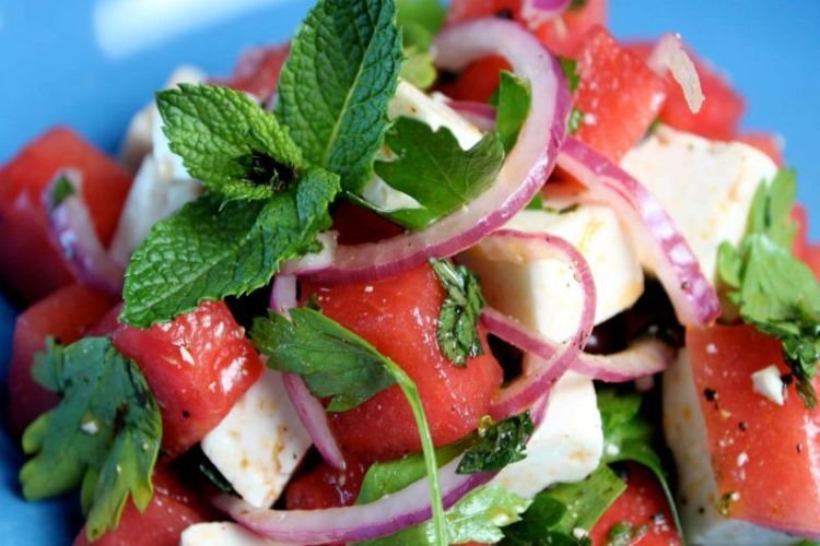 Салат с арбузом и кукурузой