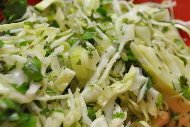 Зеленый салат с сельдереем и яблоками