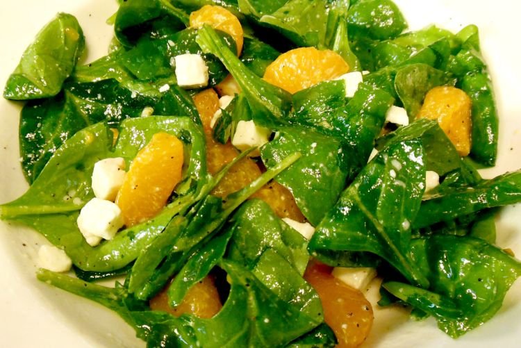 Салат с абрикосами и шпинатом