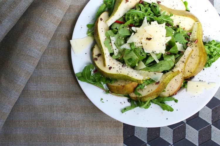 Летний салат с грушей и сыром