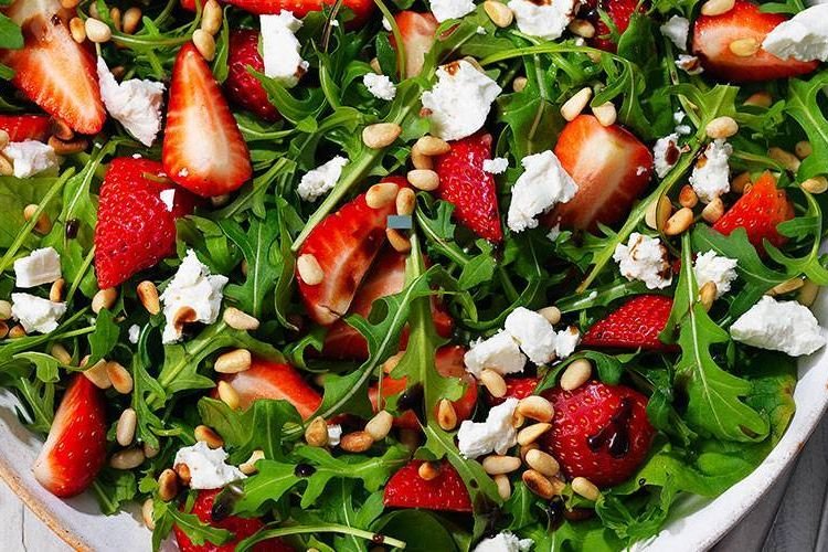 Салат с рукколой и клубникой
