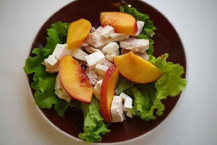 Салат с курицей и персиками