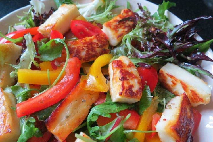 Летний салат с сыром халуми