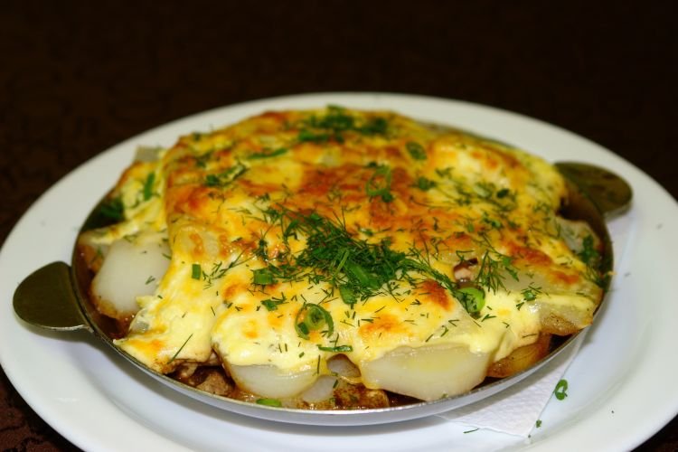 Свинина по-французски, запеченная с маринованными огурцами