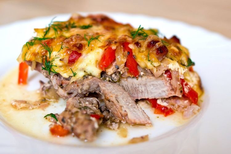 Свинина по-французски с вялеными помидорами и оливками