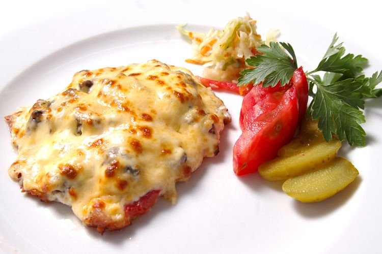 Свинина по-французски с грибами и сливками