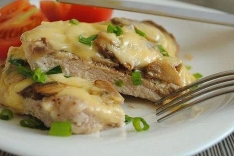 Свинина по-французски, запеченная с маринованными грибами