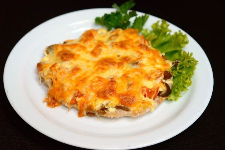 Свинина по-французски с грибами и помидорами