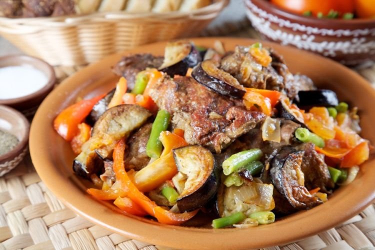 Баранина с овощами в духовке