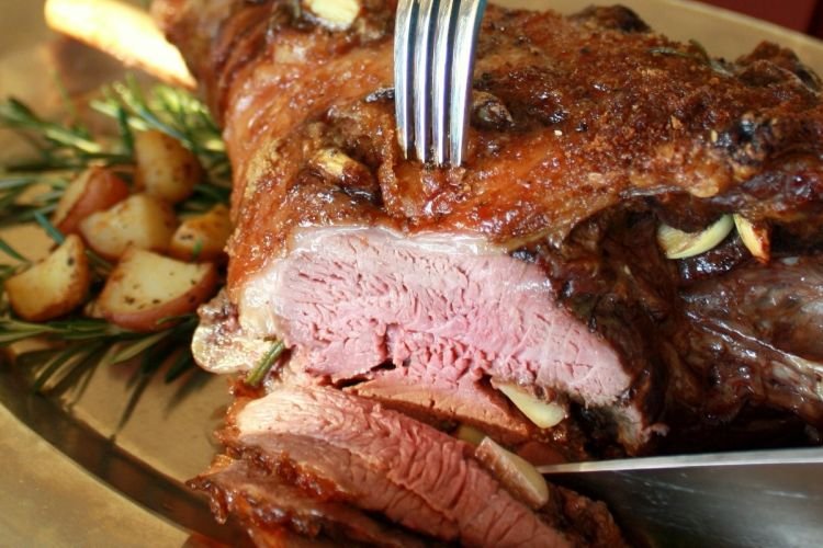 Баранина с имбирем и чесноком в духовке