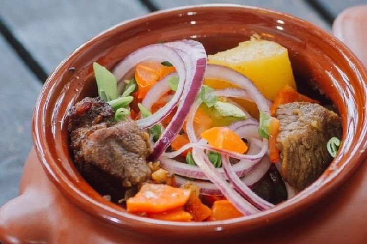 Баранина с картошкой в горшочках