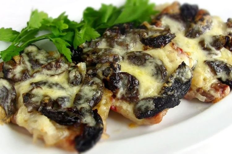 Баранина, запеченная с черносливом и картошкой под сыром