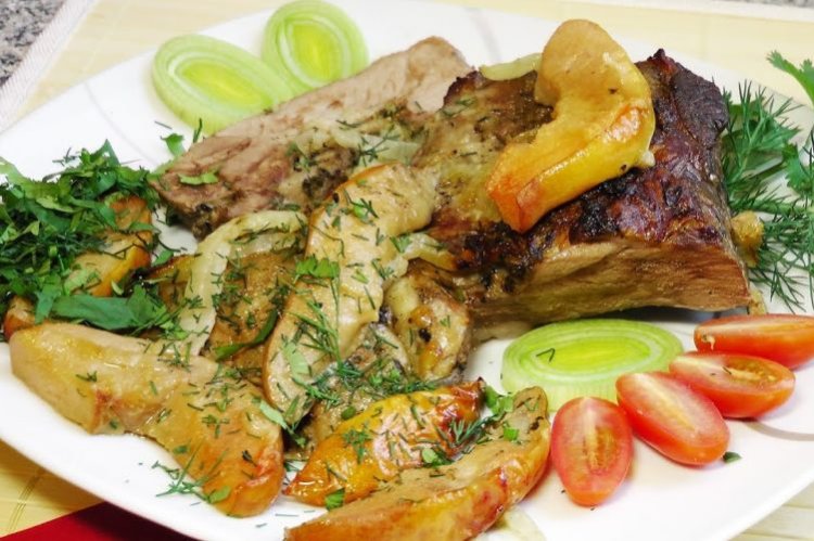 Баранина с айвой и сливами в духовке