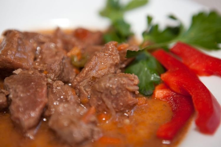 Баранина, запеченная в сметанно-томатном соусе