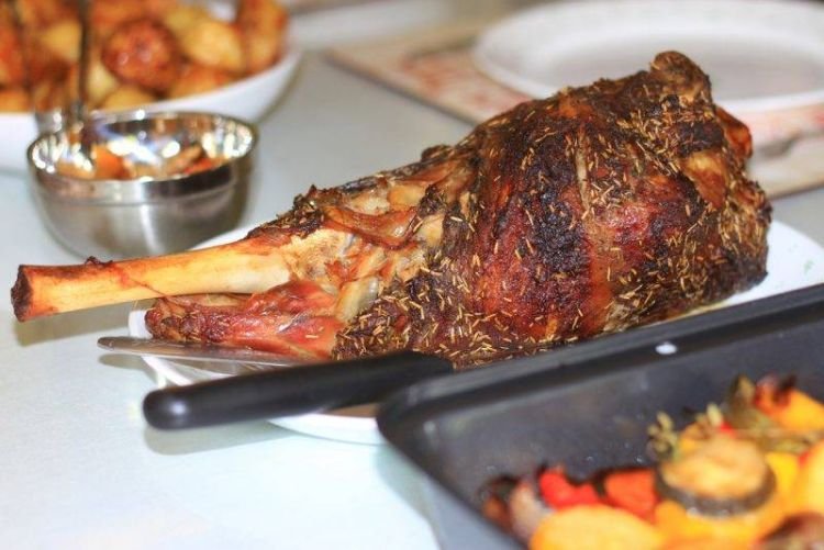 Баранья нога, запеченная с аджикой и ароматными травами