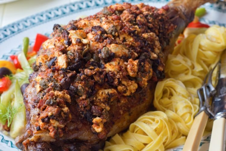 Баранья нога, запеченная в хлебной корочке