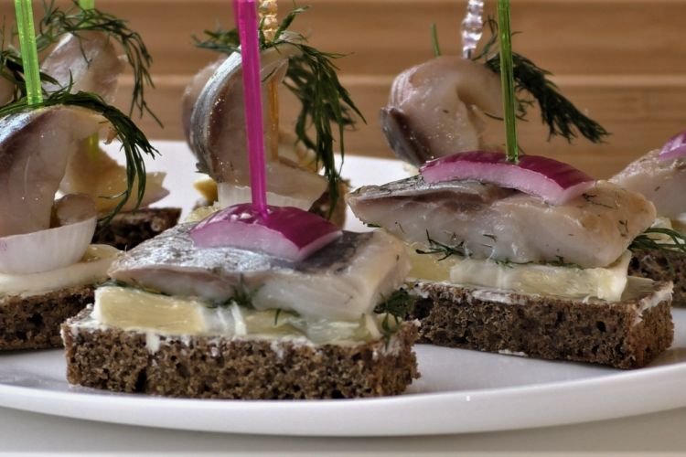 Канапе с селедкой и яблоками