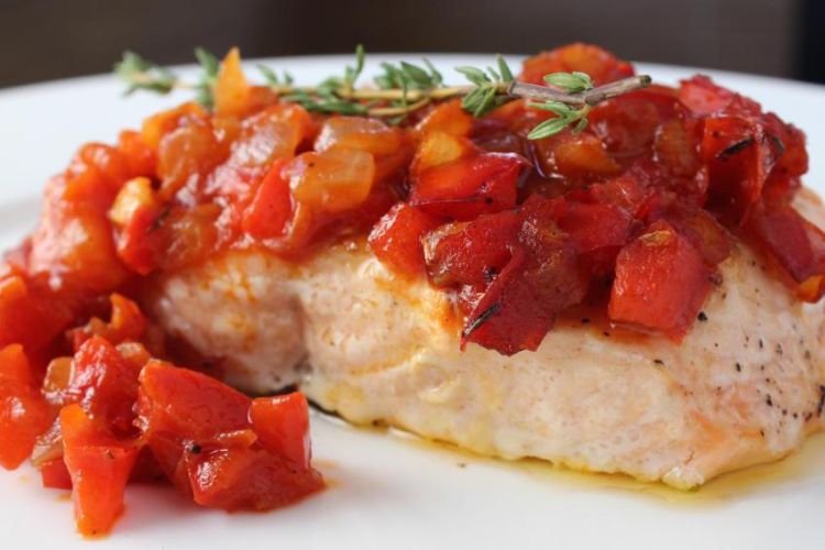 Горбуша, запеченная с помидорами, луком и морковью