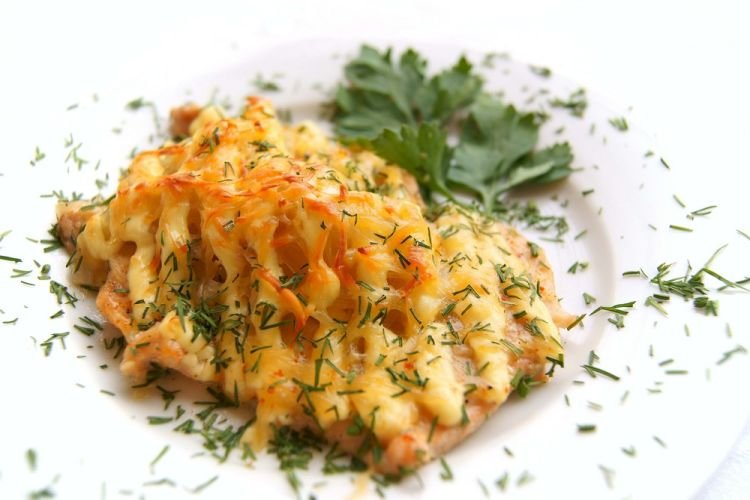 Горбуша с грибами, морковкой и луком