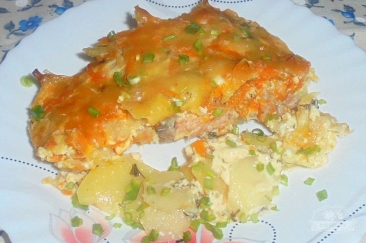Горбуша, запеченная с картофелем, луком и морковью