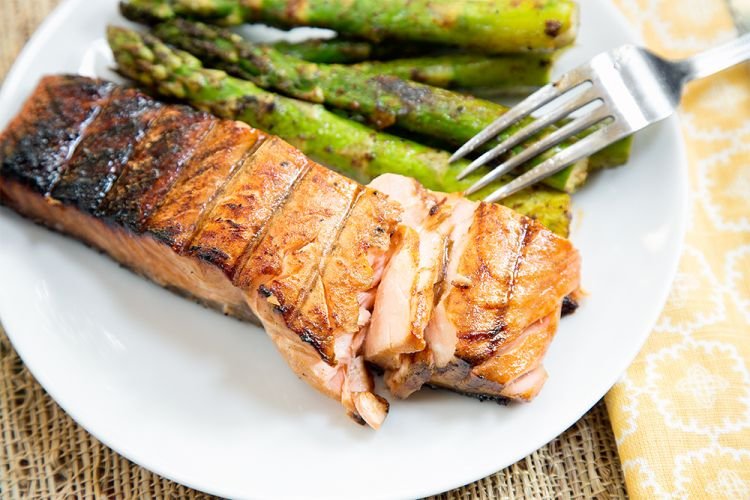 Горбуша со спаржей, морковью и луком