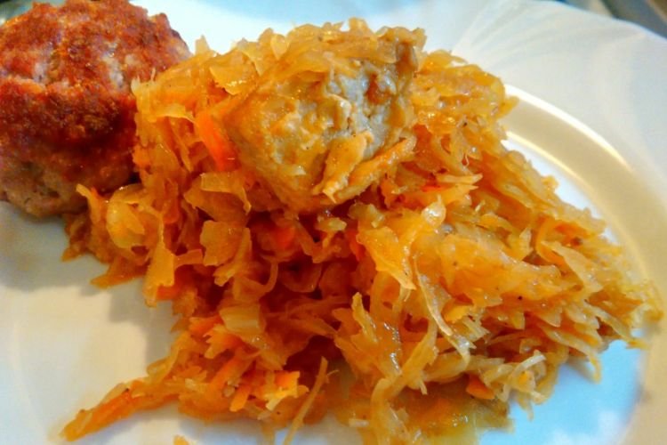 Горбуша с капустой, морковью и луком в духовке