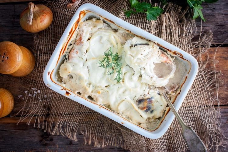 Горбуша с морковкой и луком в сметане