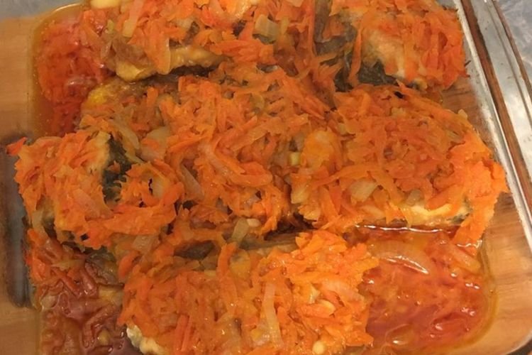 Сочная горбуша, запеченная с луком и морковкой