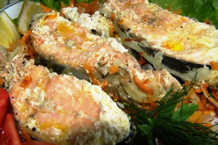 Горбуша с луком, морковью и майонезом