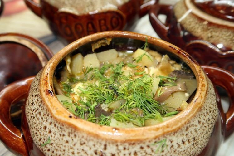 Жаркое с мясом и баклажанами в горшочках