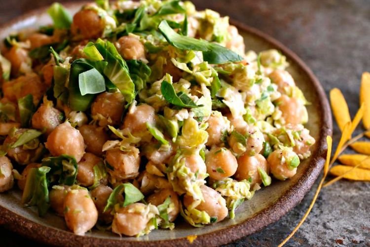 Салат с курицей и нутом