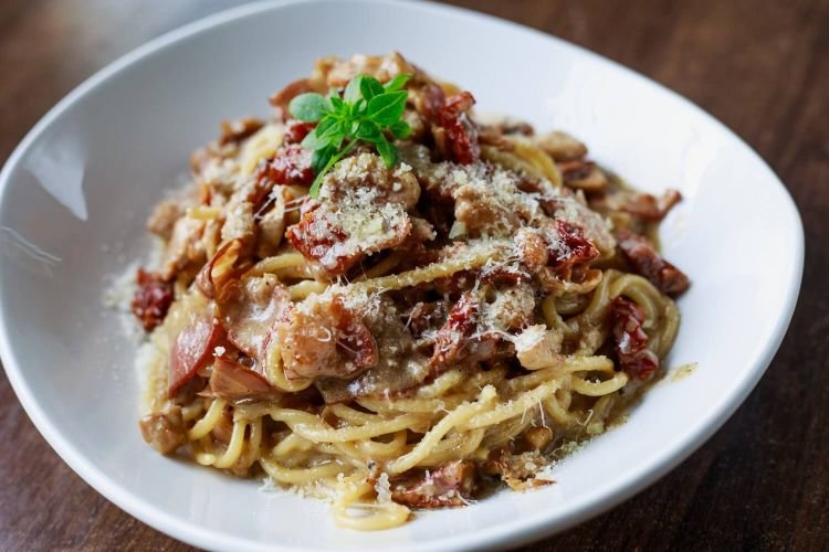 Паста с шампиньонами и вялеными помидорами