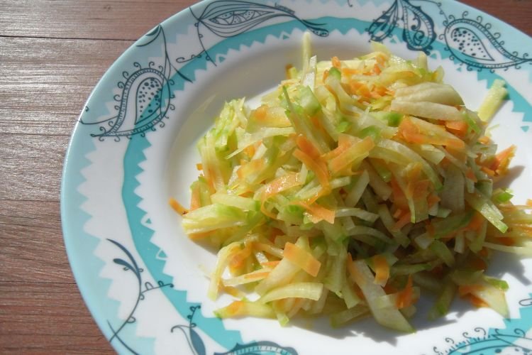 Салат из дайкона и сельдерея