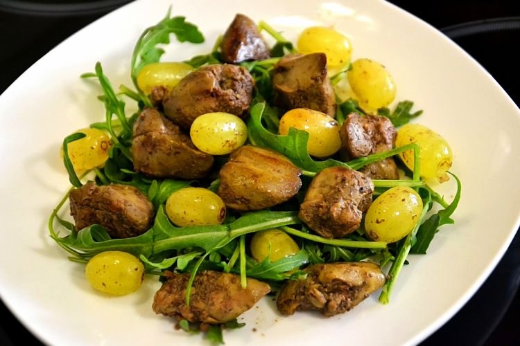 Французский салат с печенью и виноградом