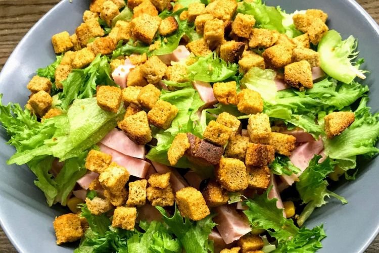 Зеленый салат с ветчиной и сухариками