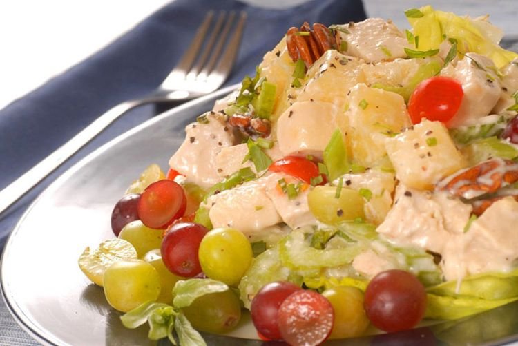 Салат с курицей и виноградом